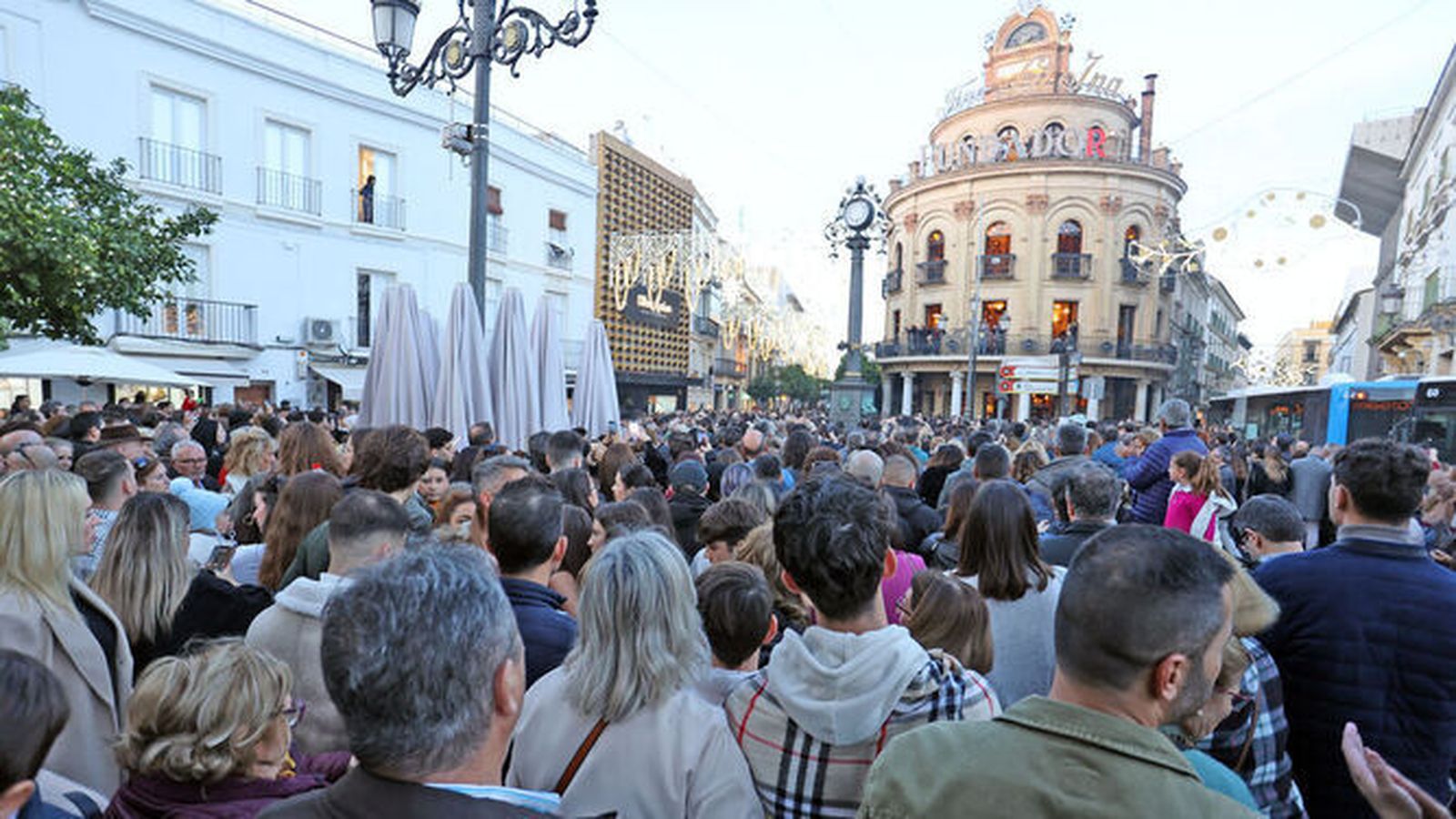 La calle Lancería llena de gente durante el pasado puente de diciembre con el Gallo Azul al fondo.