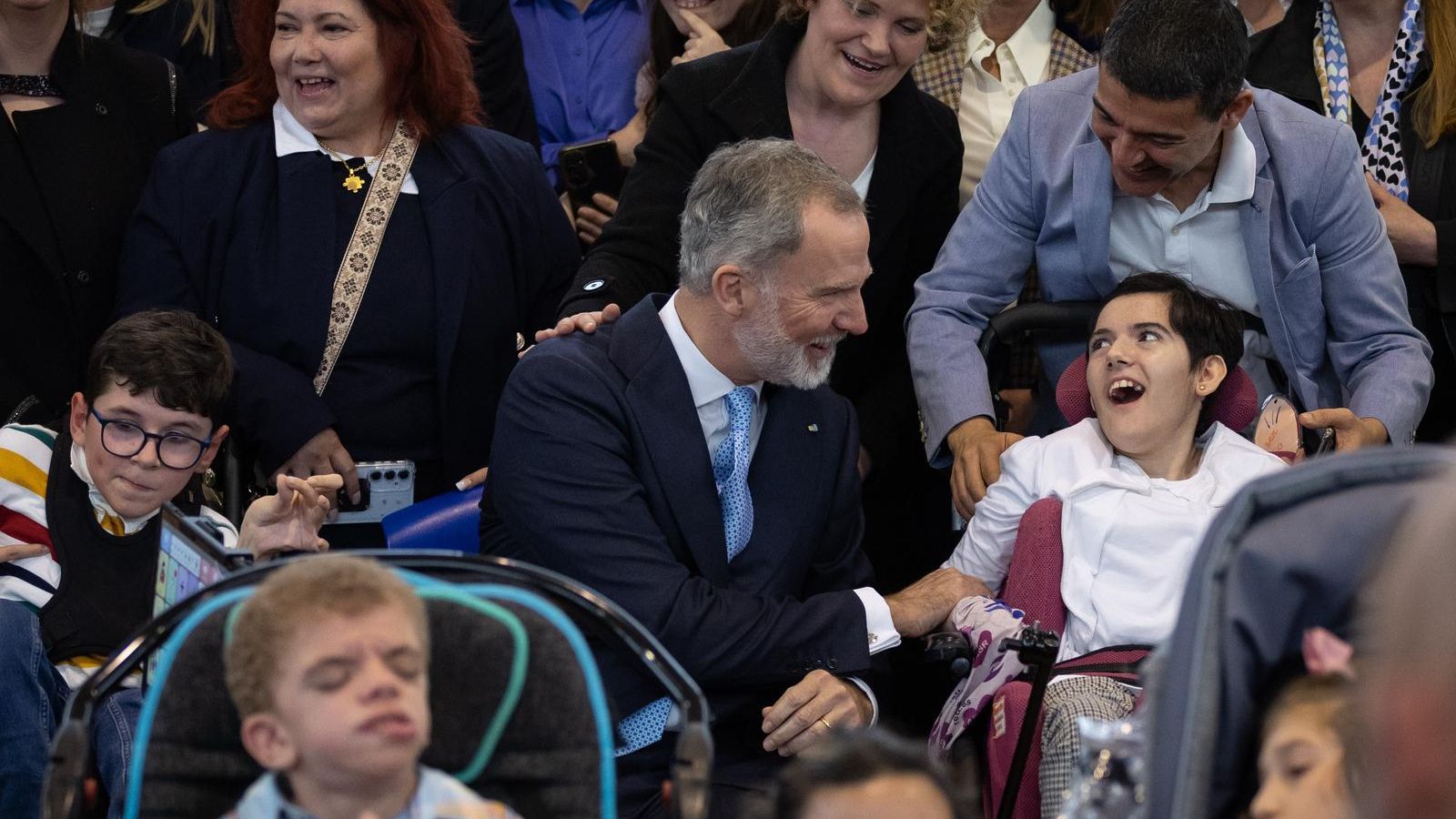 El Rey, en su visita, con una usuaria del centro.