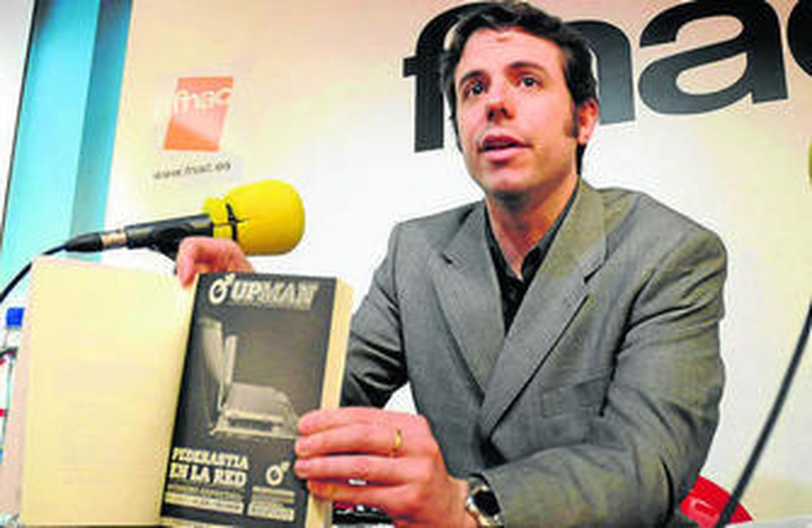 Mora (Córdoba, 1970), con un ejemplar de 'Alba Cromm'.