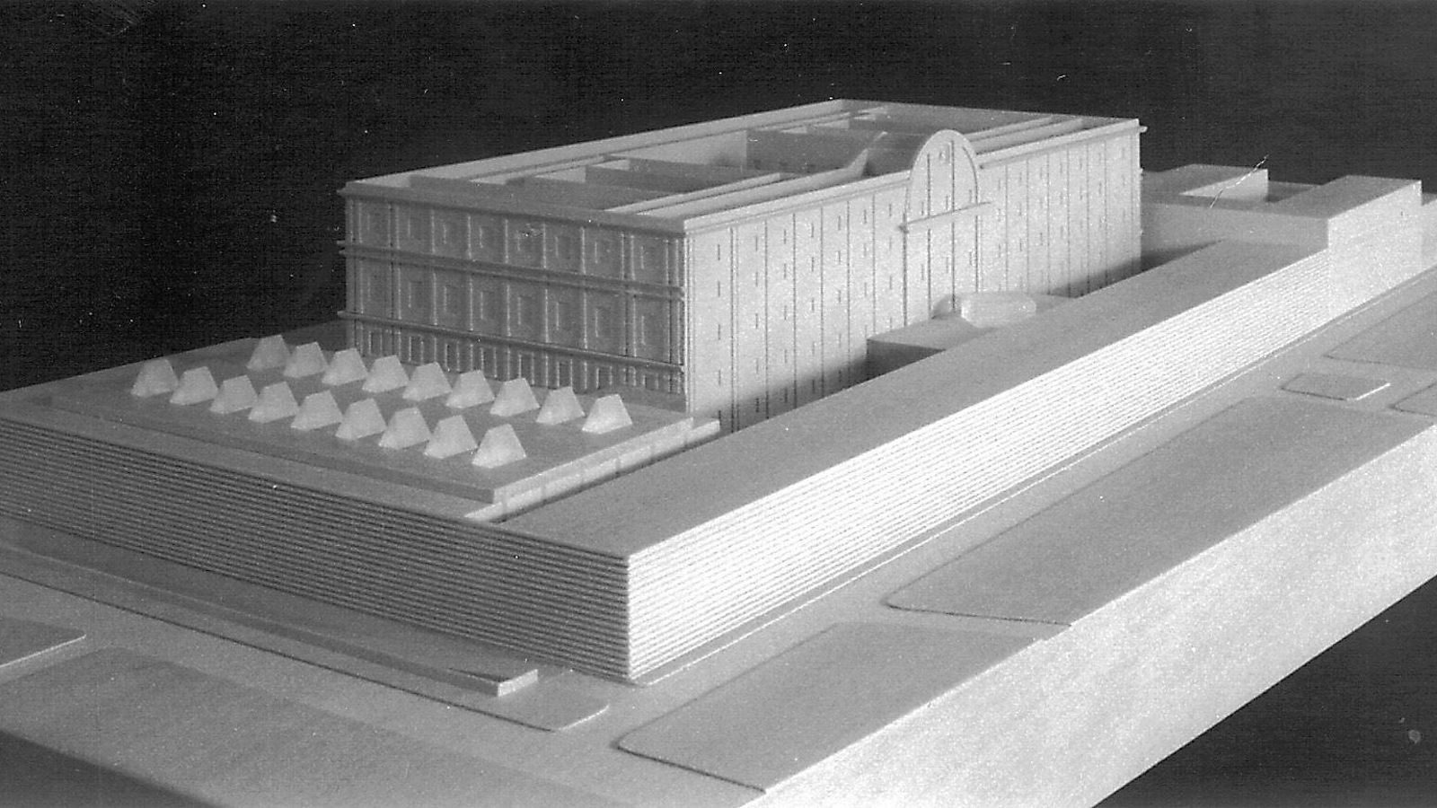 Maqueta de la parte trasera del hotel en Valcárcel, con el edificio de nueva planta en Polier.