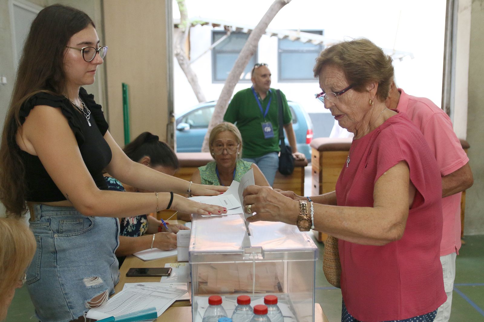 Almería hace cola para votar en las elecciones generales del 23J