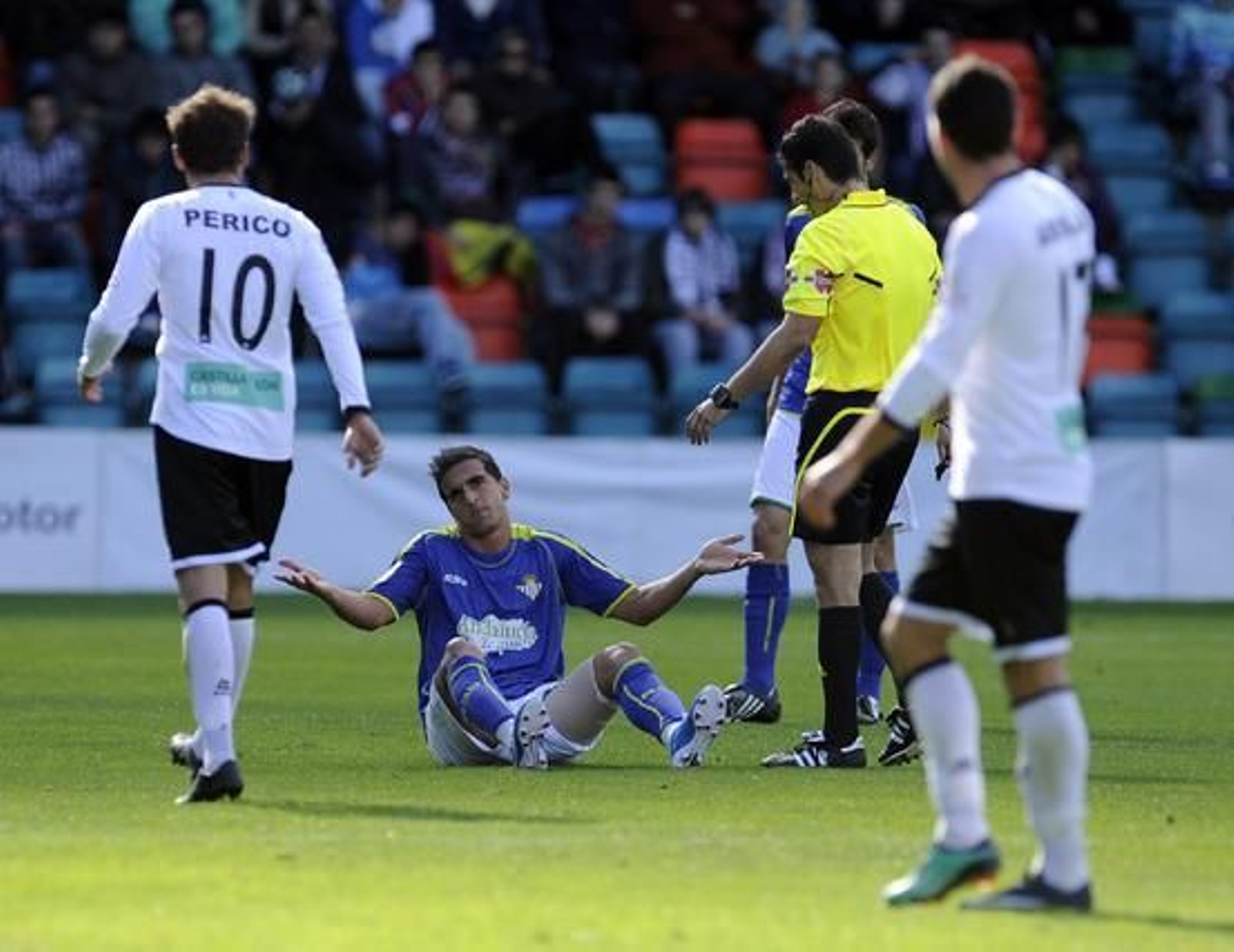 El Betis gana un partido marcado por el susto protagonizado por el jugador del Salamanca Miguel García, que sufrió una parada cardorrespiratoria en pleno partido. / LOF