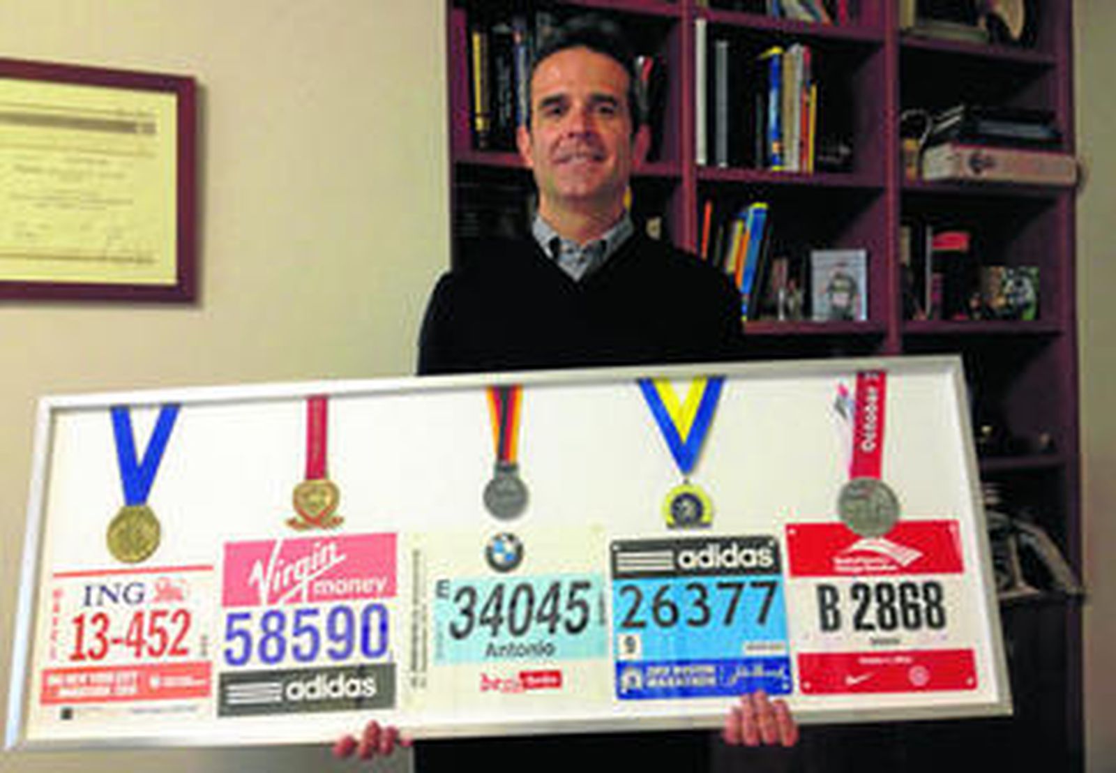 El doctor Ríos con las medallas y los dorsales acreditativos de las cinco grandes maratones: Nueva York, Londres, Berlín, Boston y Chicago.