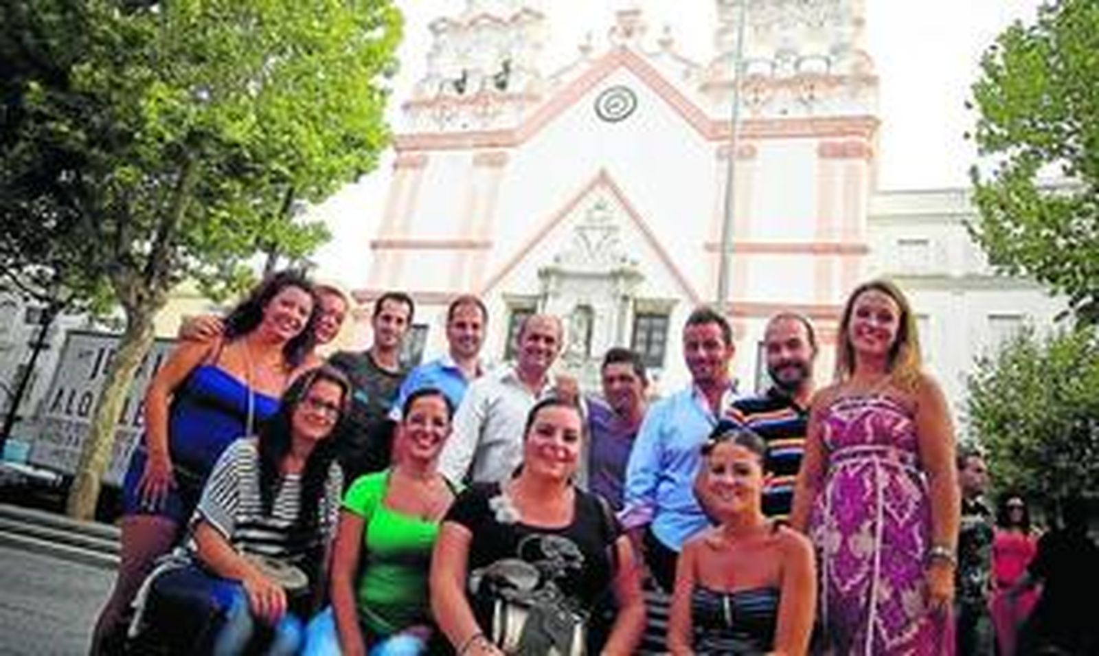 Los integrantes del coro gaditano posan en la tarde ante la fachada de la iglesia del Carmen, a la que están vinculados.