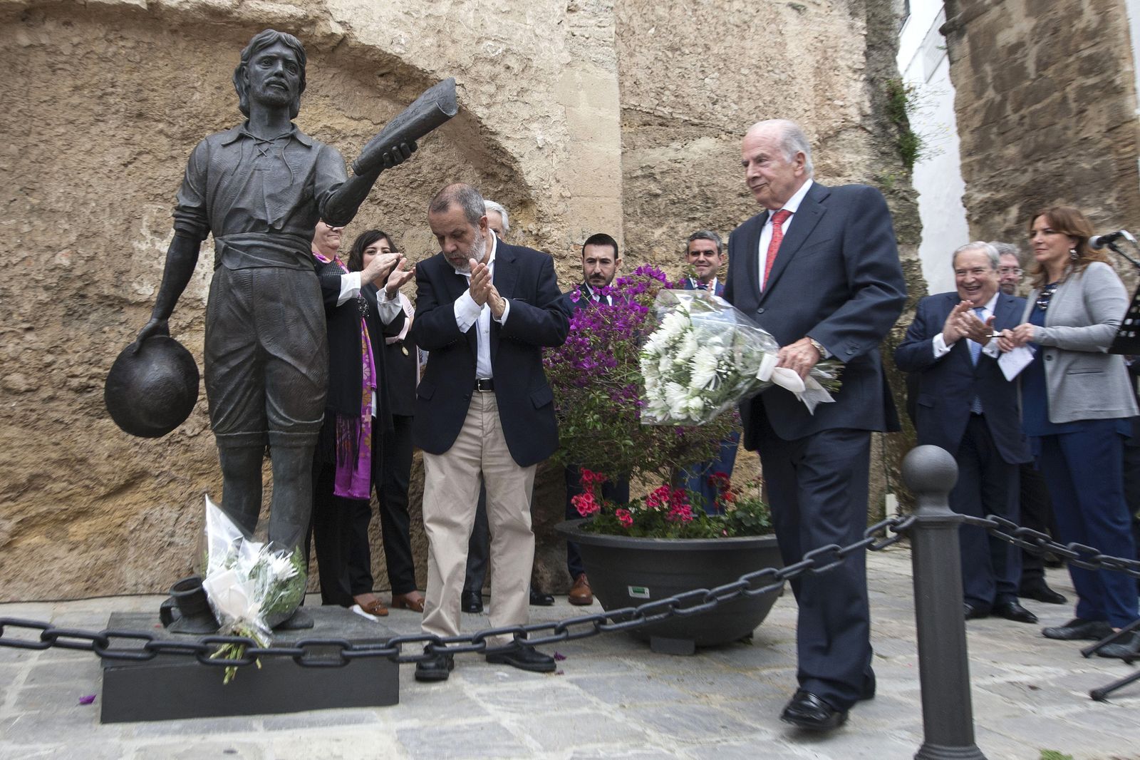 El Procurador del Común de Castilla y León, Javier Amoedo, ayer haciendo la ofrenda floral a la estatua de Relinque.