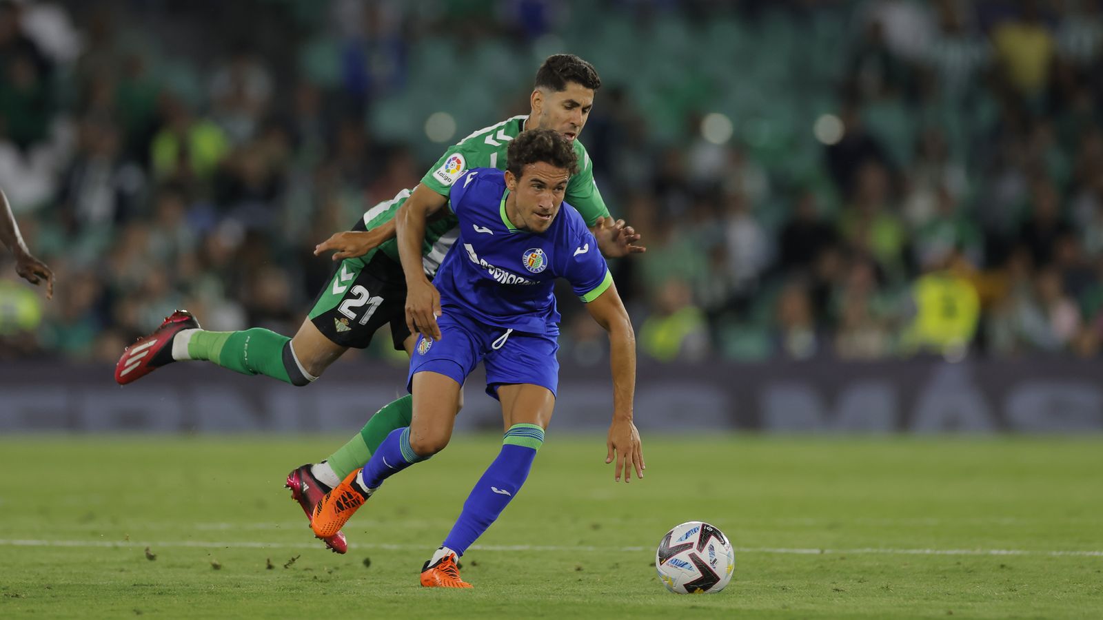 Ayoze se sube encima de Milla en el intento de quedarse con el balón.