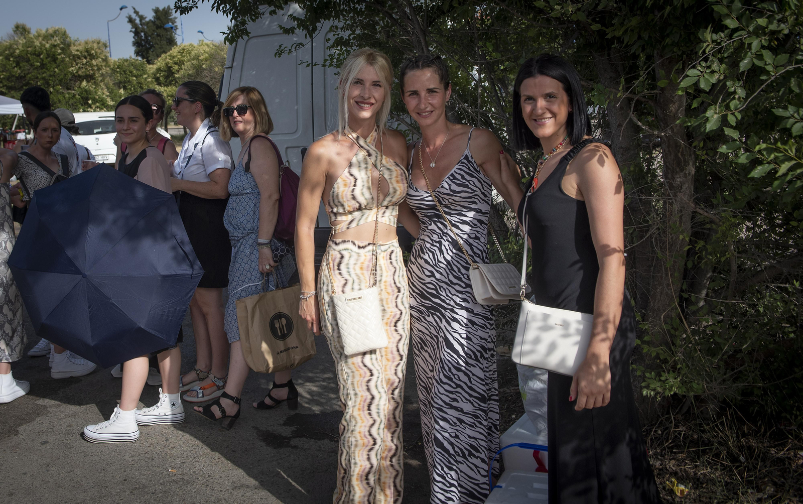Calor y buen ambiente en la entrada del concierto de Manuel Carrasco