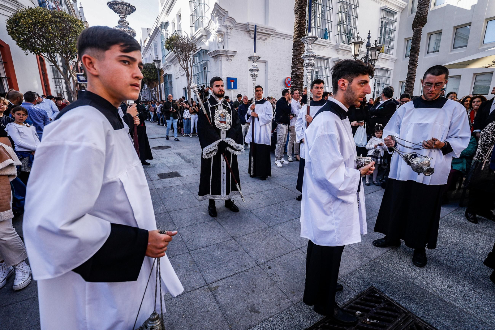 Imágenes de la salida de Desamparados en la Semana Santa de San Fernando 2025