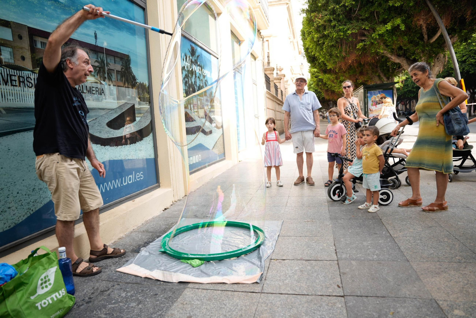 Las mejores imágenes del espectáculo de magia en la calle de la Feria de Almería