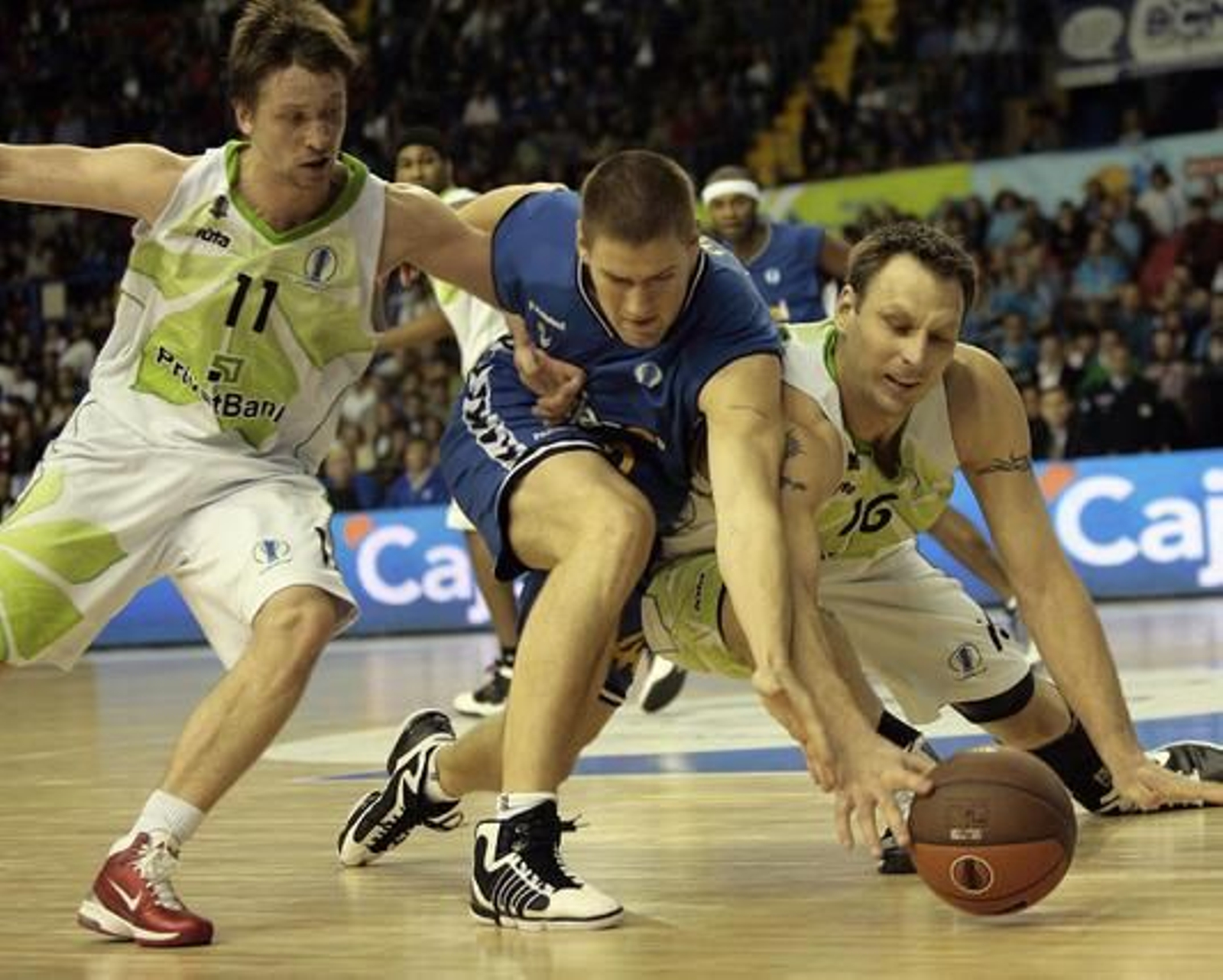 Davis lucha una pelota. / Juan Carlos Muñoz