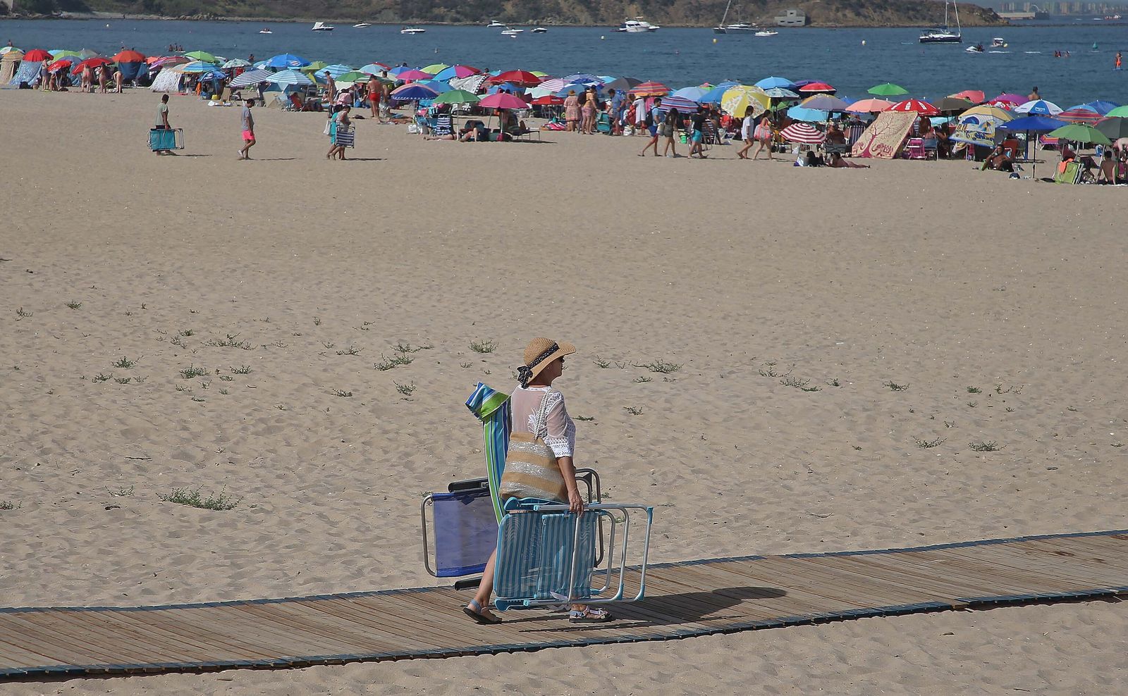 La playa de Getares abarrotada este domingo, en imágenes