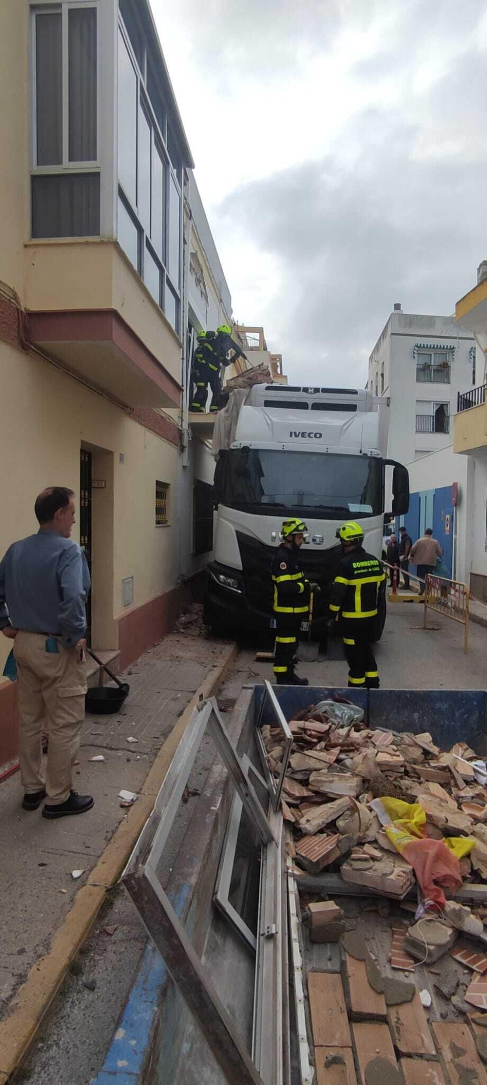 Los bomberos, trabajando en la zona.