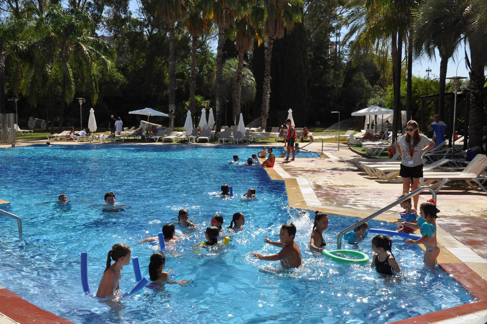 Natación o waterpolo son algunos de los deportes que se practican en la piscina.