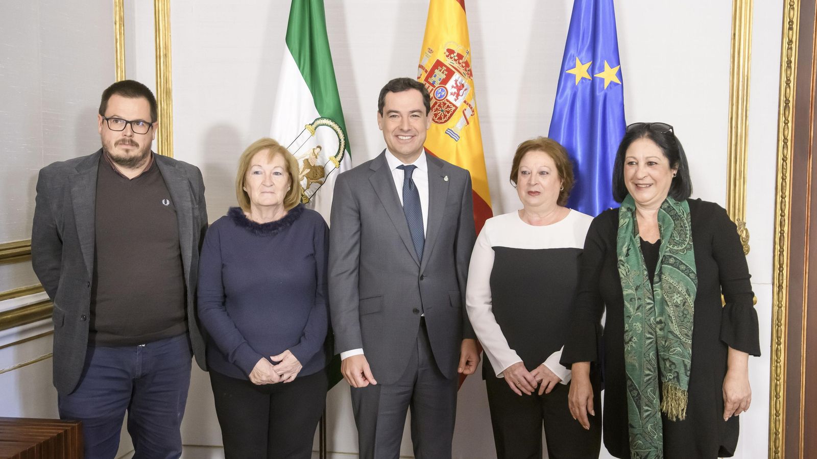 Juanma Moreno en San Telmo con los familiares de García Caparrós.