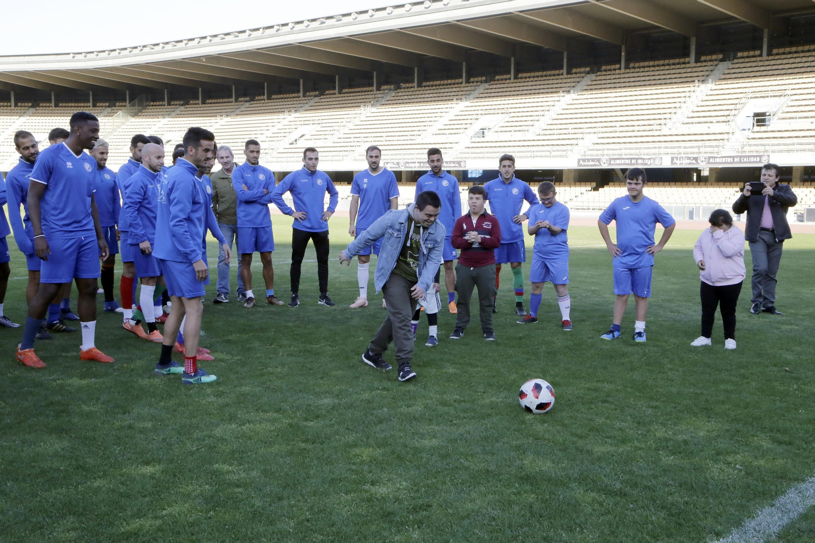 Cedown celebrando junto a los jugadores del Xerez DFC en dia del Sindrome de Down