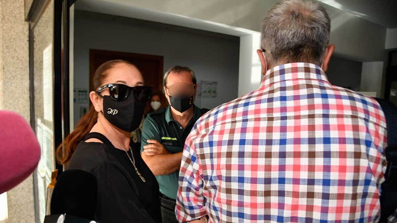 La mirada desafiante de la Pantoja a las preguntas de los periodistas.