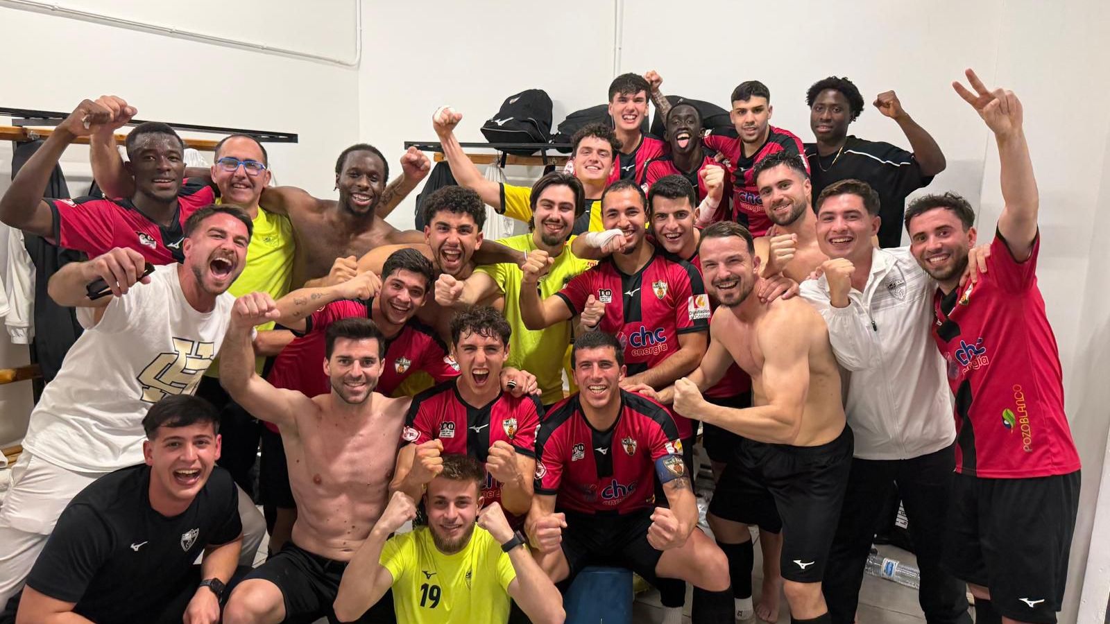 Los jugadores del Pozoblanco celebran su triunfo en Huelva.