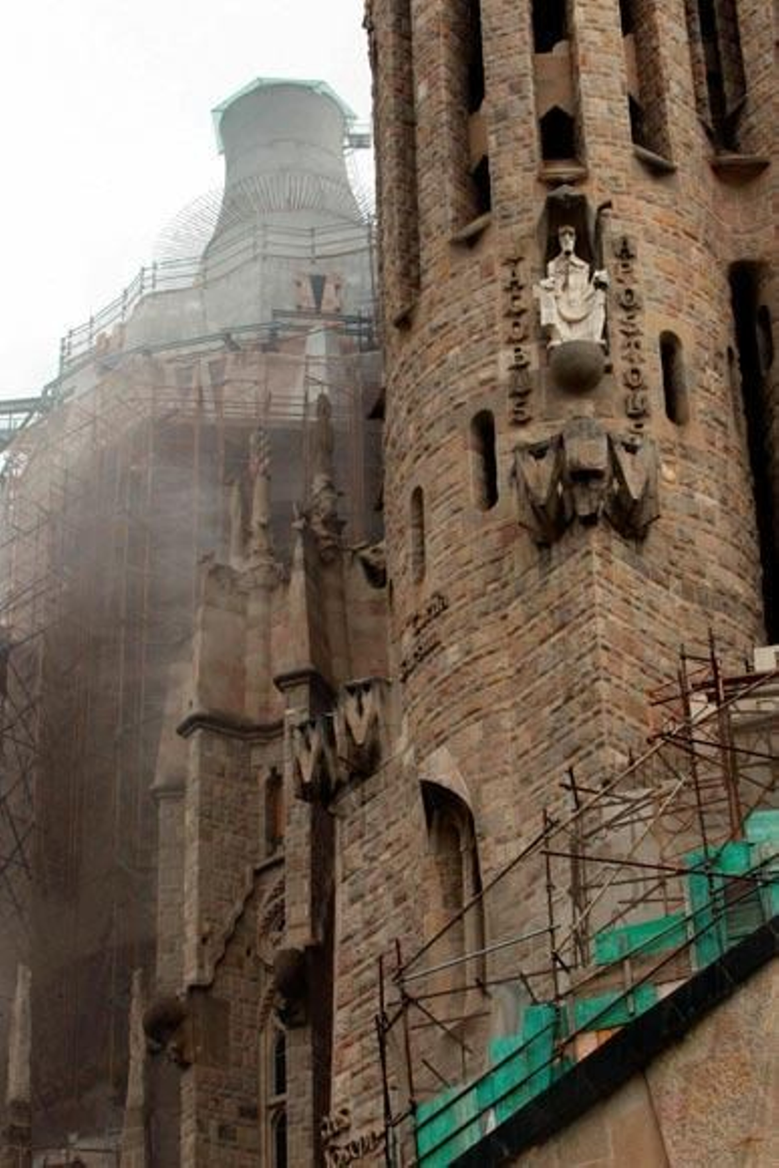 Un incendio intencionado deja muy dañada la cripta de la Sagrada Familia