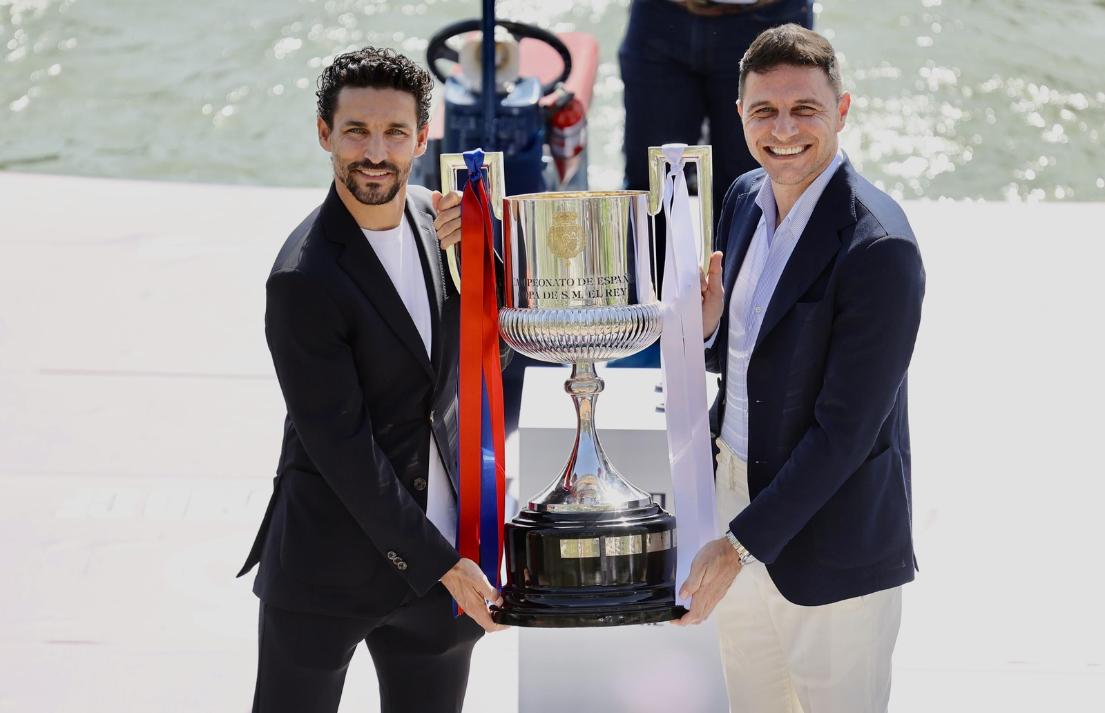 El presidente de la Junta de Andalucía recibe la Copa del Rey e inaugura la exposición "Los reyes de la Copa"