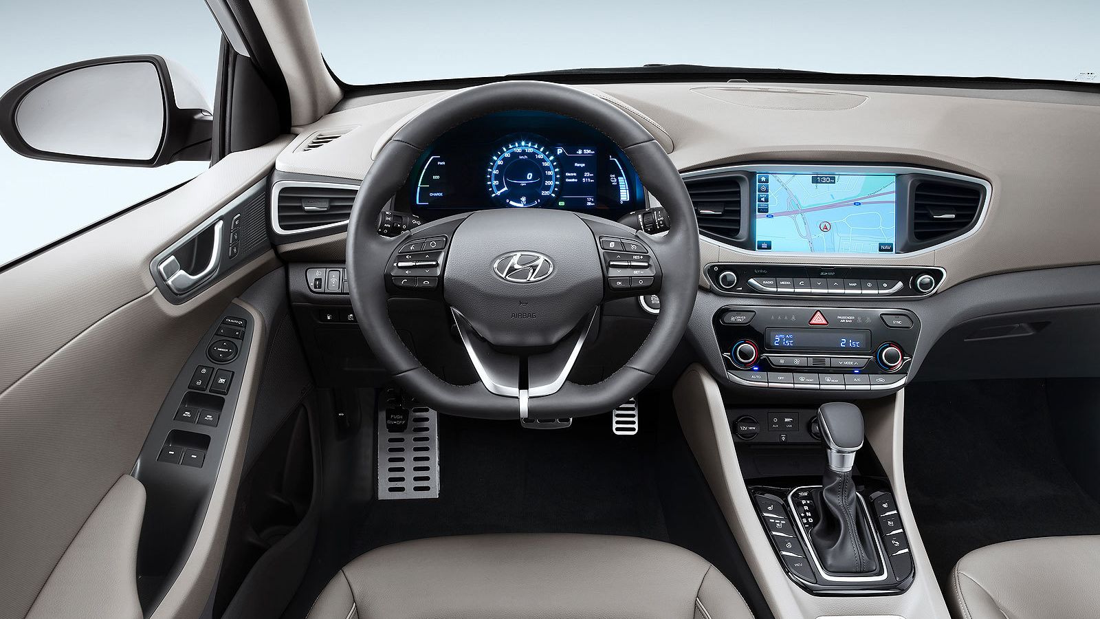 Del interior nos llama la atención la pantalla de la consola central.