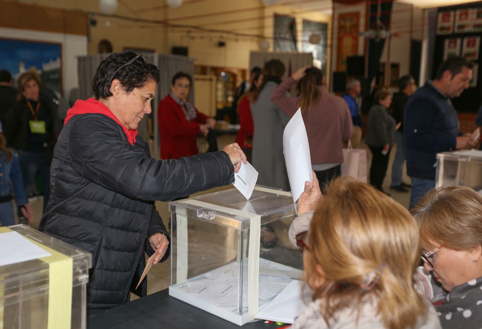 Una mujer introduce la papeleta en una urna de un colegio electoral de Chiclana.