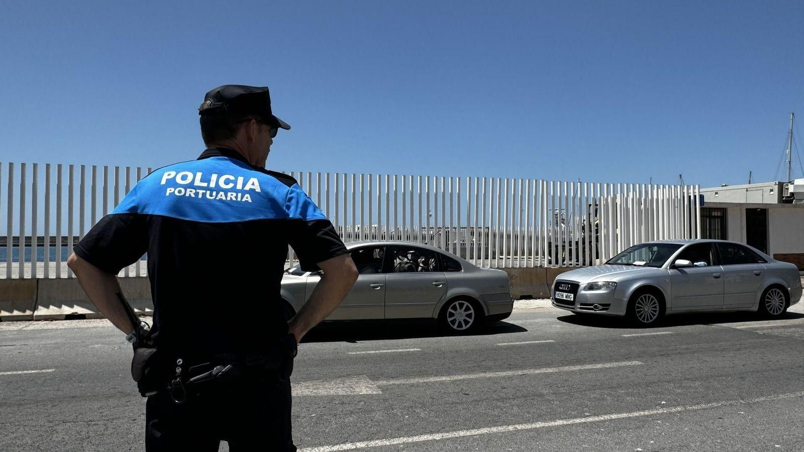 Un policia portuario controlando los vehículos antes de embarcar