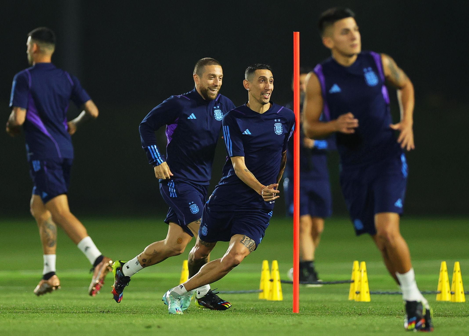 Papu Gómez, ya superado su esguince de tobillo, se ríe mientras corre con Di María.