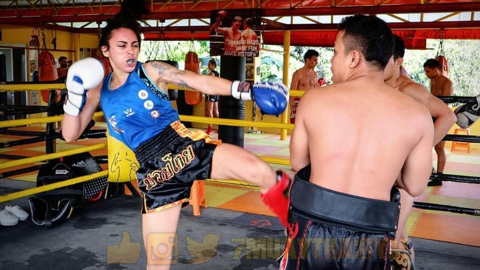La gaditana Desireé Rovira conecta una patada durante uno de sus entrenamientos en Tailandia.