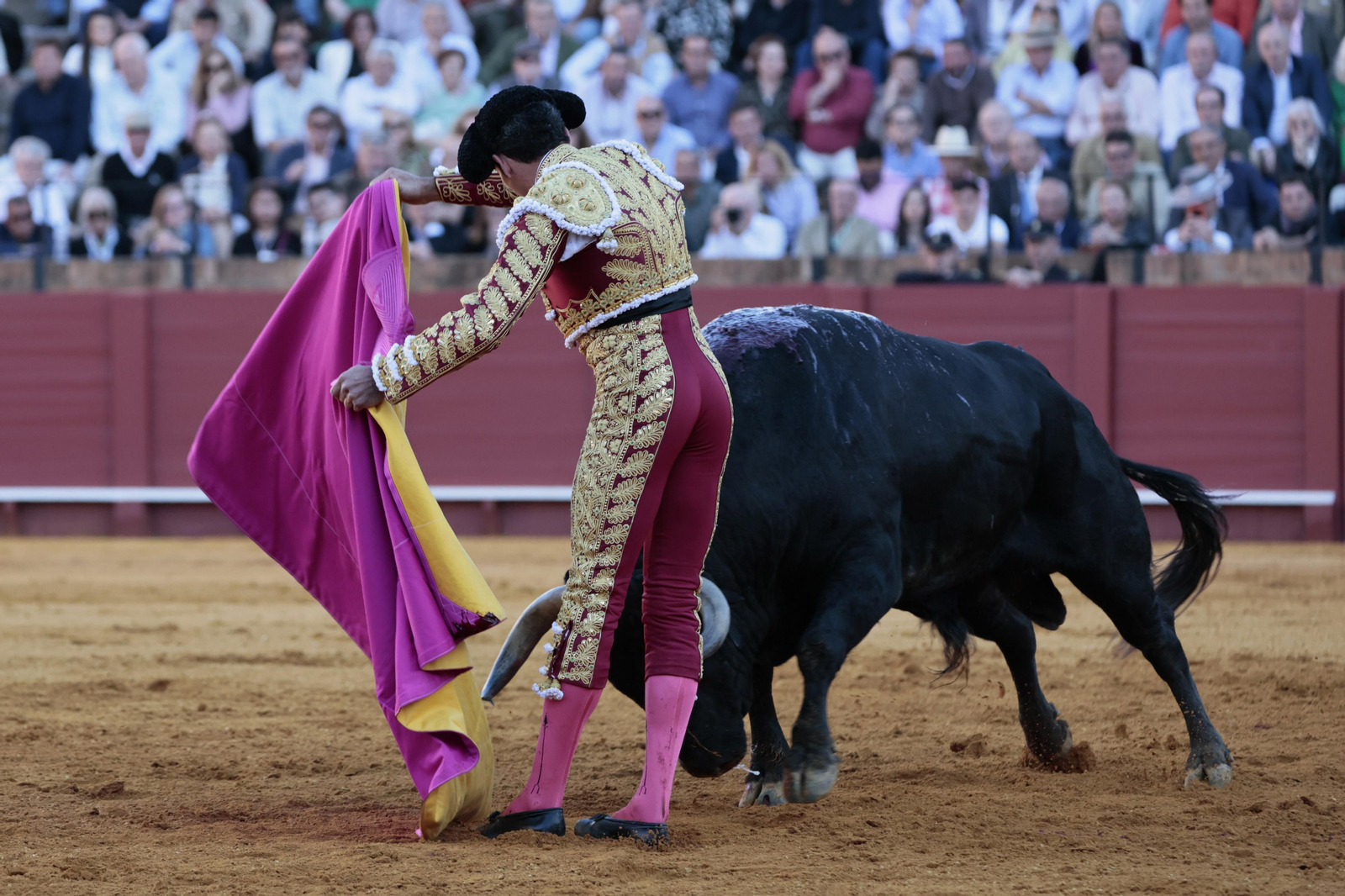Las imágenes de la tercera del abono de los toros en la Maestranza  de Sevilla