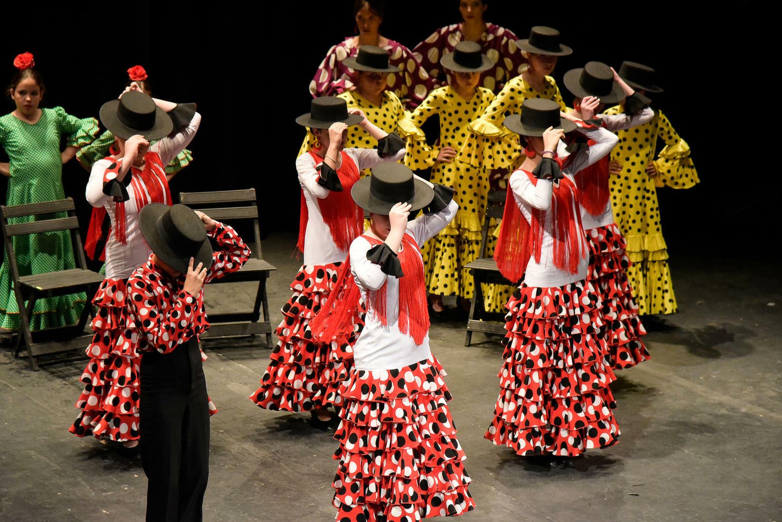 Niños bailan en el Gran Teatro.