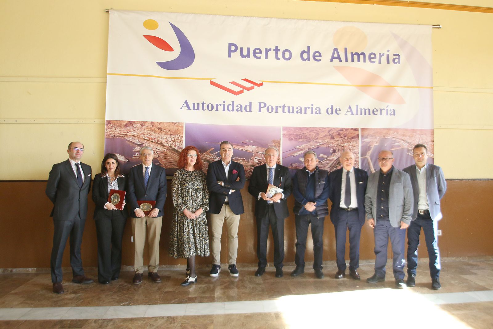 Foto de familia con el presidente de la Autoridad Portuaria de Almería con los representantes de la asociación de amarradores.