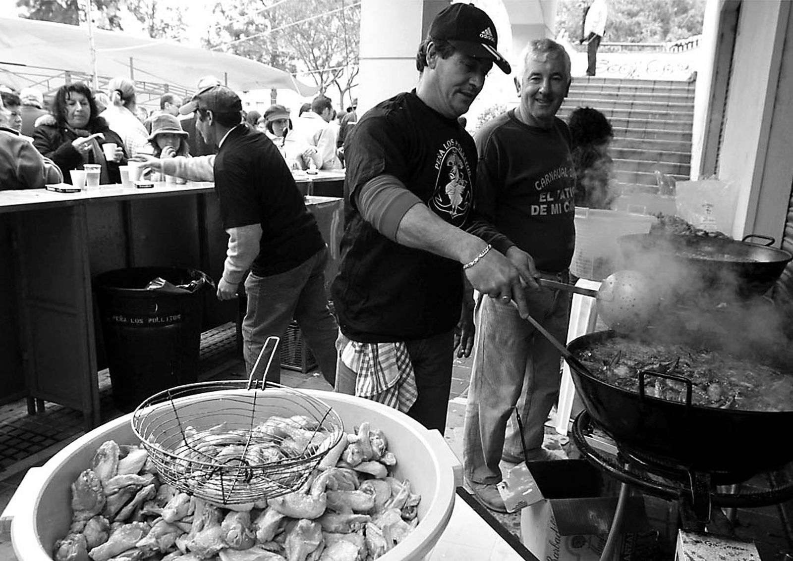 Un clásico de las degustaciones carnavaleras en San Fernando: la Pollada Popular, en 2006, en la peña Los Pollitos, claro