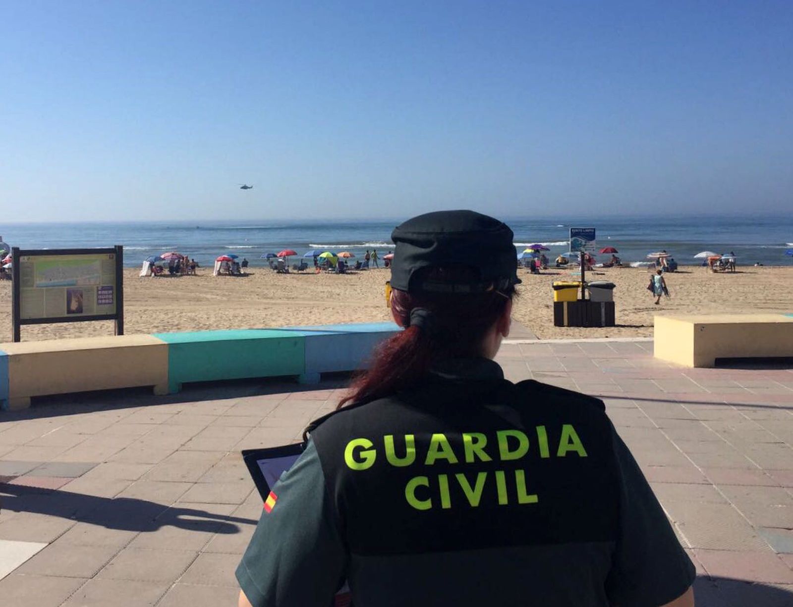 Una guardia civil en la playa de Matalascañas.