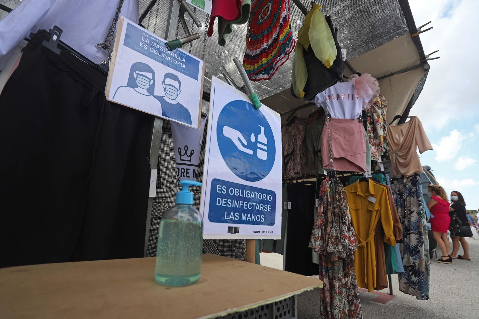 Un bote de gel hidroalcohólico en uno de los puestos.