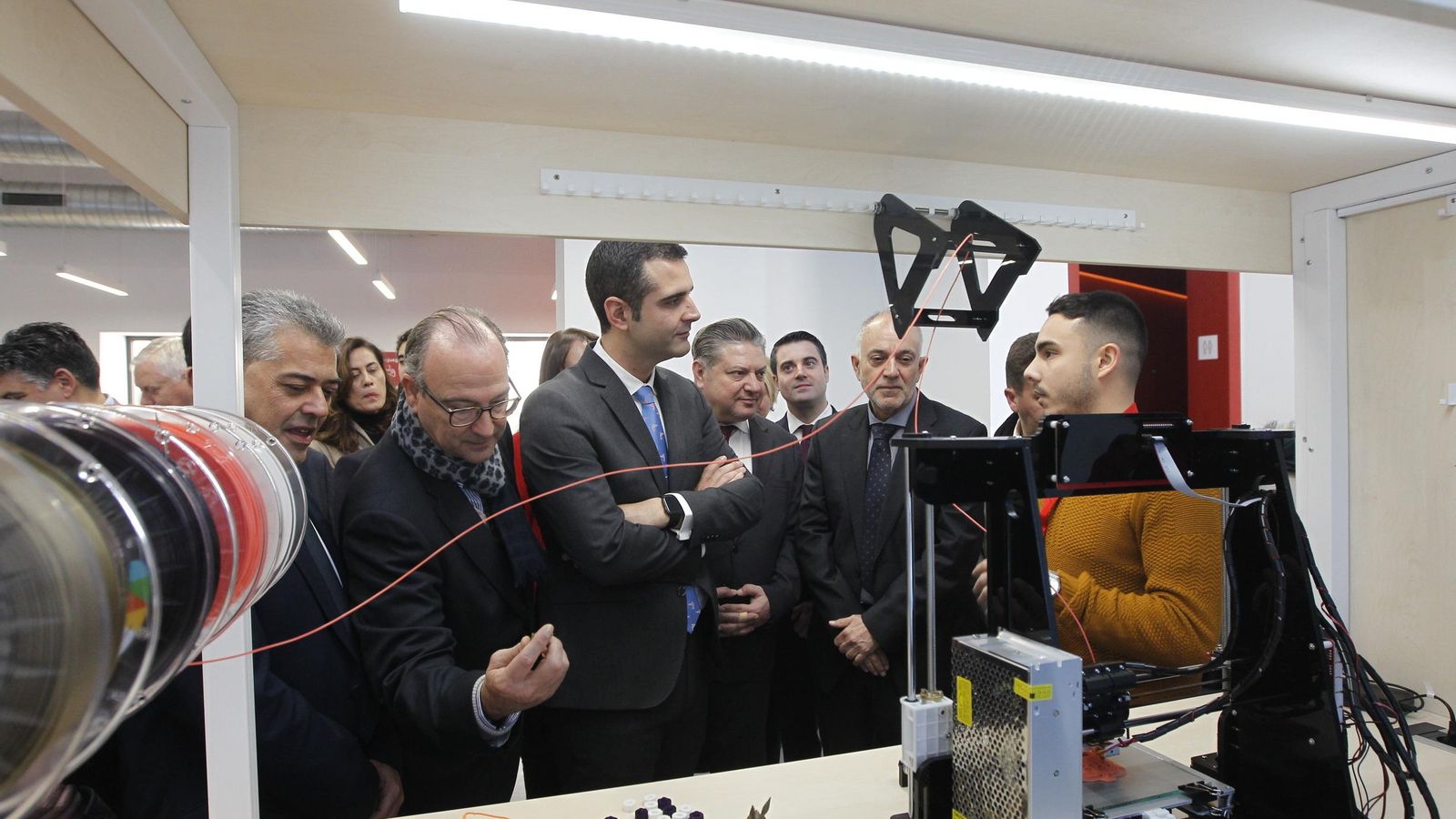 Luis Rogelio Rodríguez-Comendador, junto a la impresora 3D con figuras de plástico endurecido