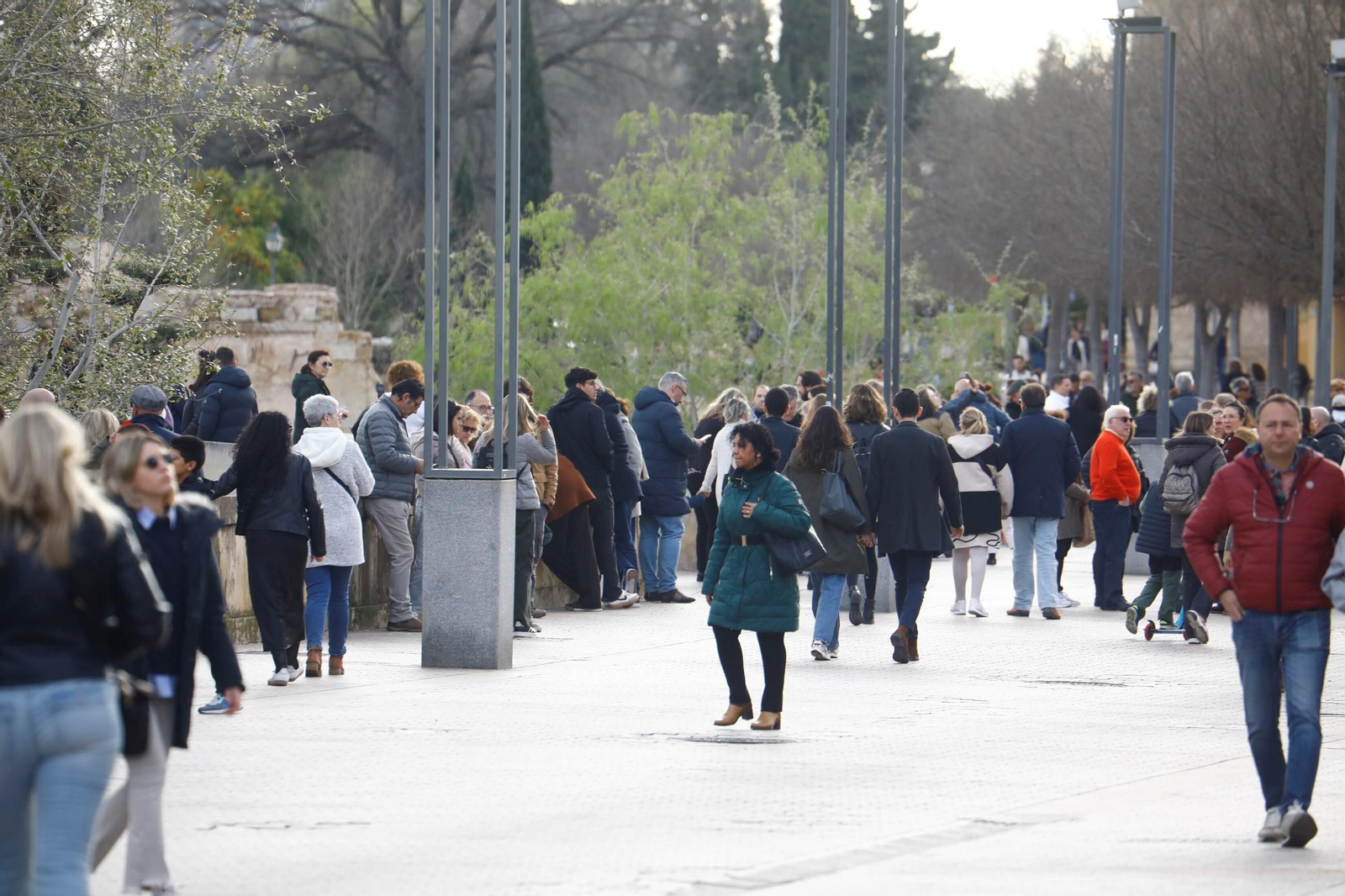 Los cordobeses se echan a la calle en un sábado soleado y sin lluvia, en imágenes