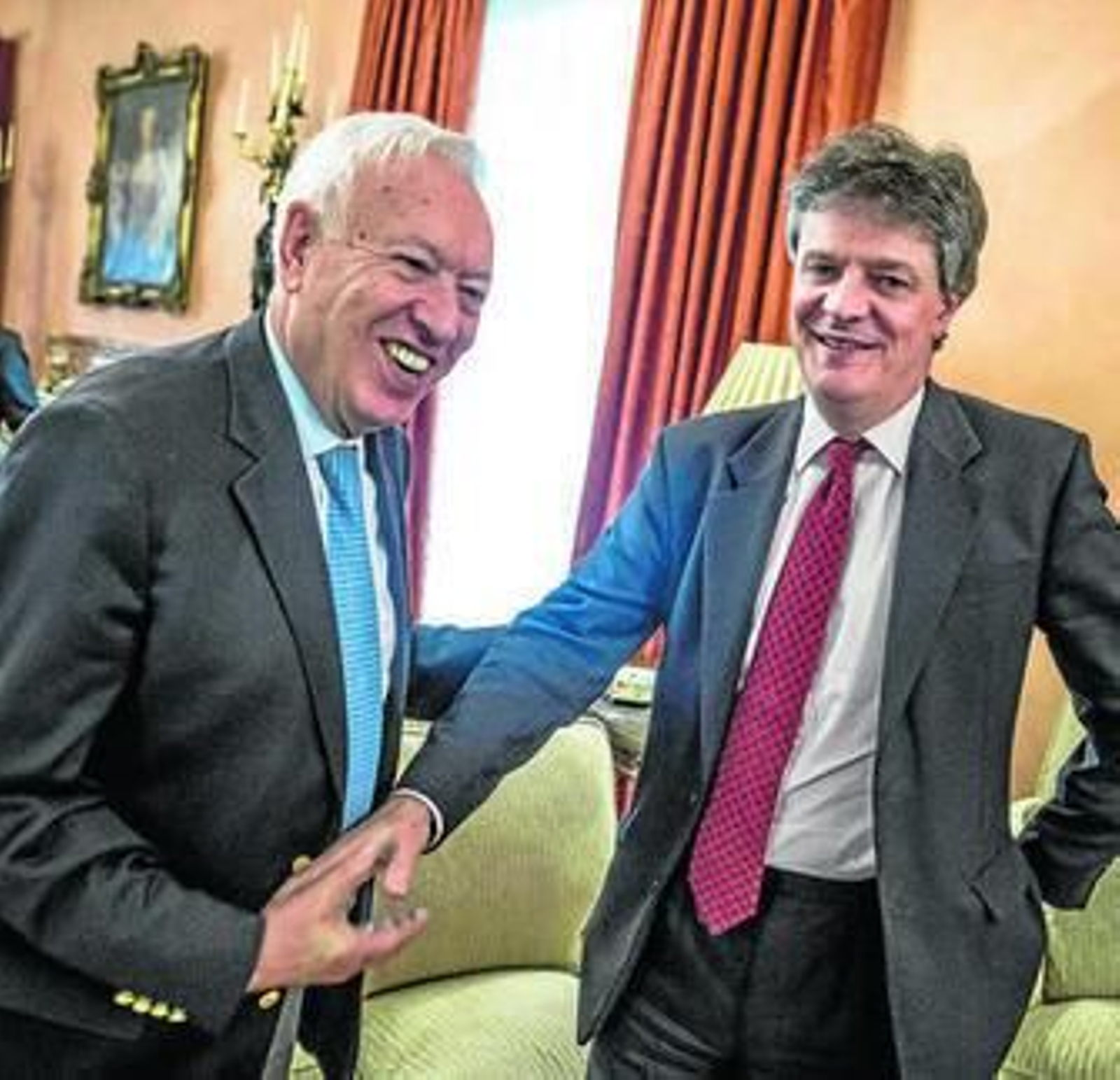 García-Margallo (izquierda), saluda al comisario europeo de Servicios Financieros, Jonathan Hill.