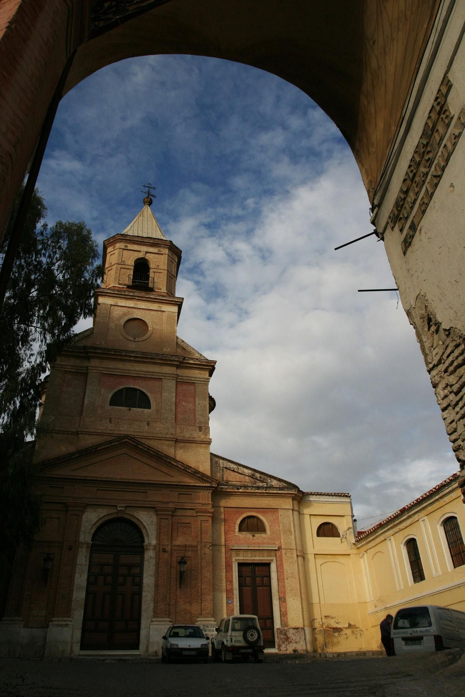 1. Pasillo superior del claustro del Convento de la Trinidad. 2. Fachada principal de la iglesia, en una imagen de 2004. 3. El entonces consejero de Cultura Paulino Plata presenta las obras de consolidación del convento en enero de 2012. 4. Aspecto de la nave principal del edificio una vez concluida la intervención. 5. Imagen incluida en el proyecto arquitéctonico 'Los ecos de la palabra', de Aires Mateus, Ramón Pico, Javier López, Grupo Entorno y Rayuela Infantil, que ganó en 2007 el concurso público del Parque de los Cuentos.
