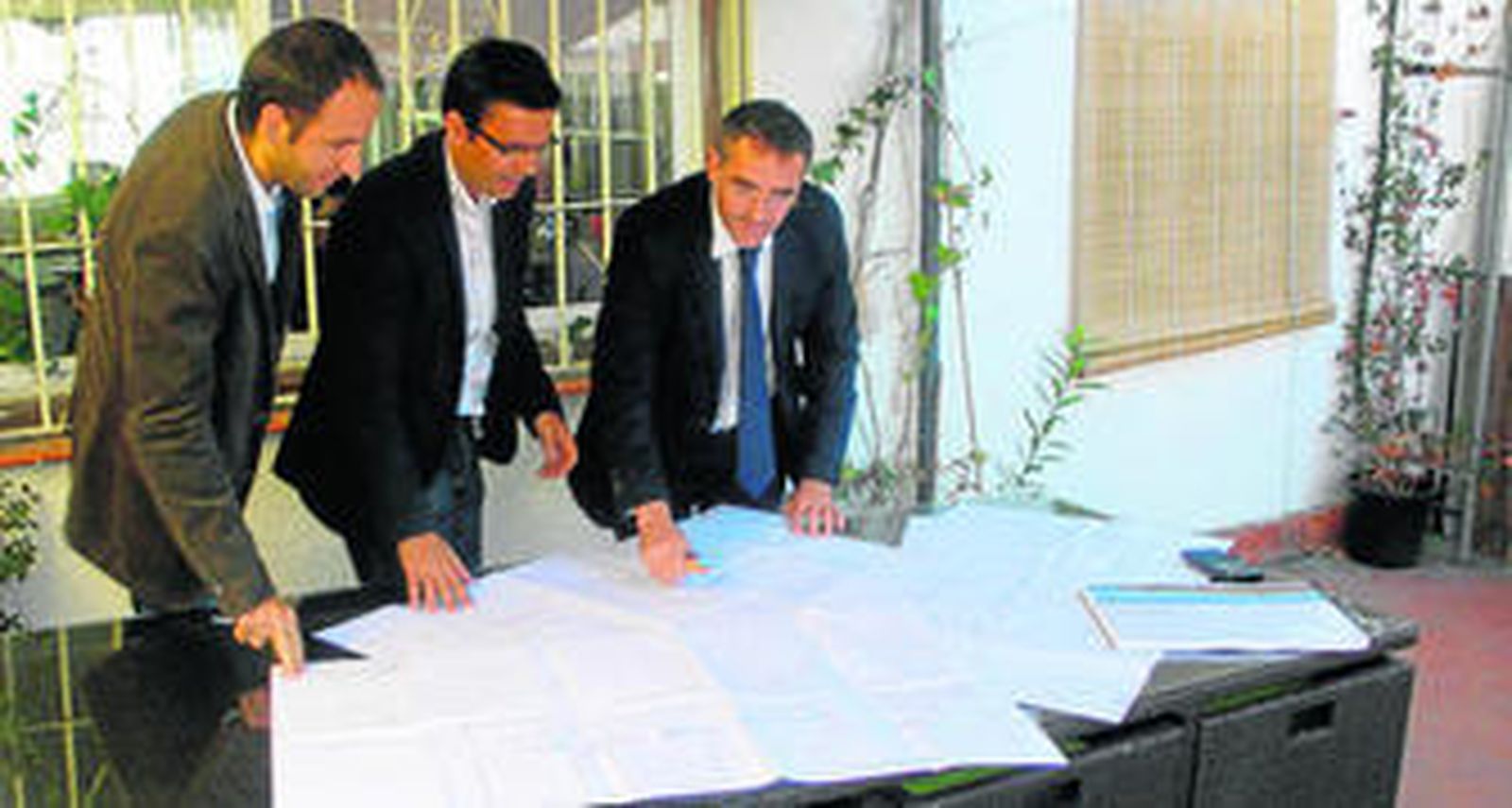 Francisco Cuenca junto a Mario Camacho y David García, de la empresa Mitra.