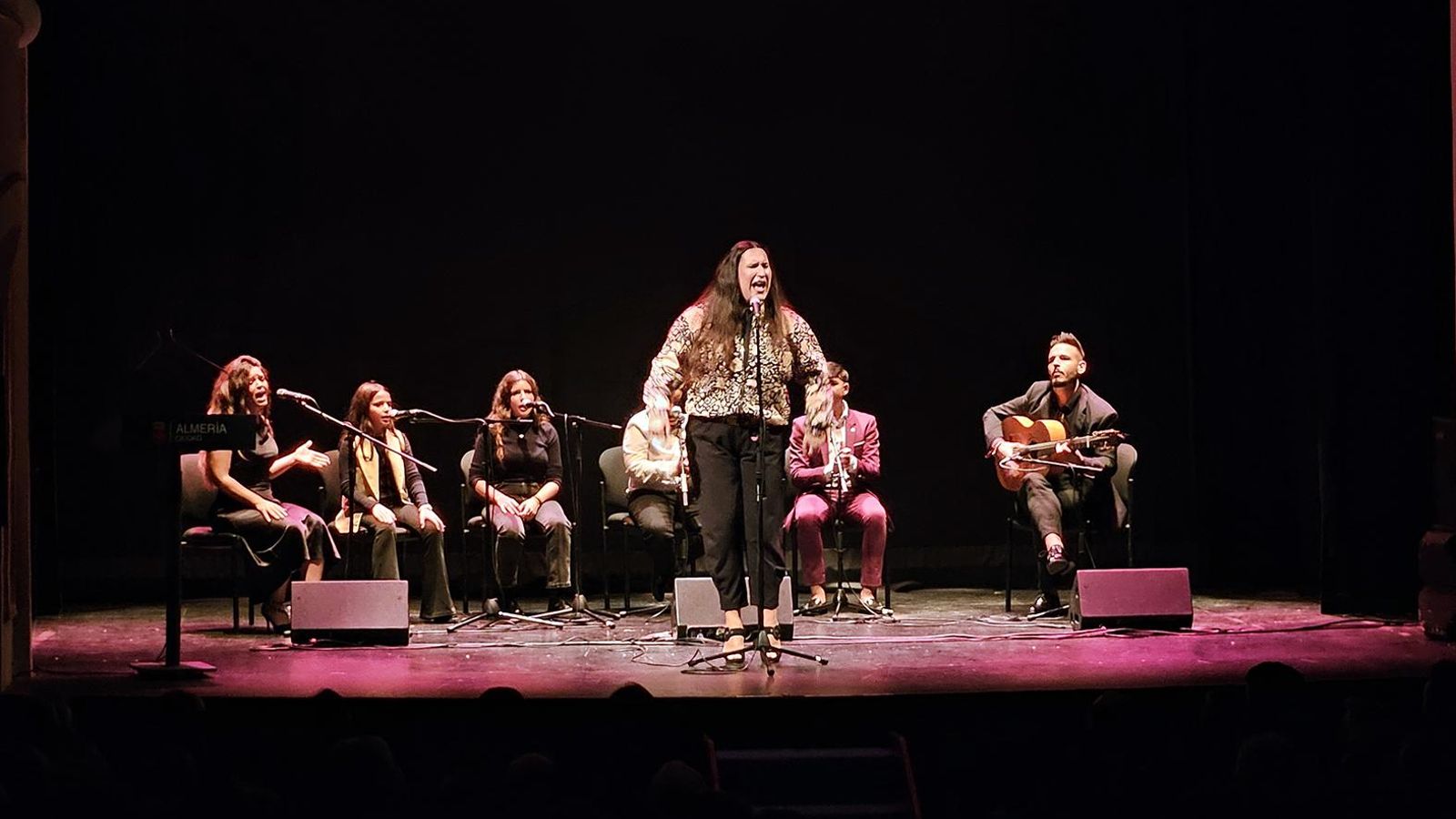 Ana Mar con Rafa Amador, Celia Ortega, Santiaguillo Fernández, María la del Molinero y María Sorroche con Antonio de Quero.