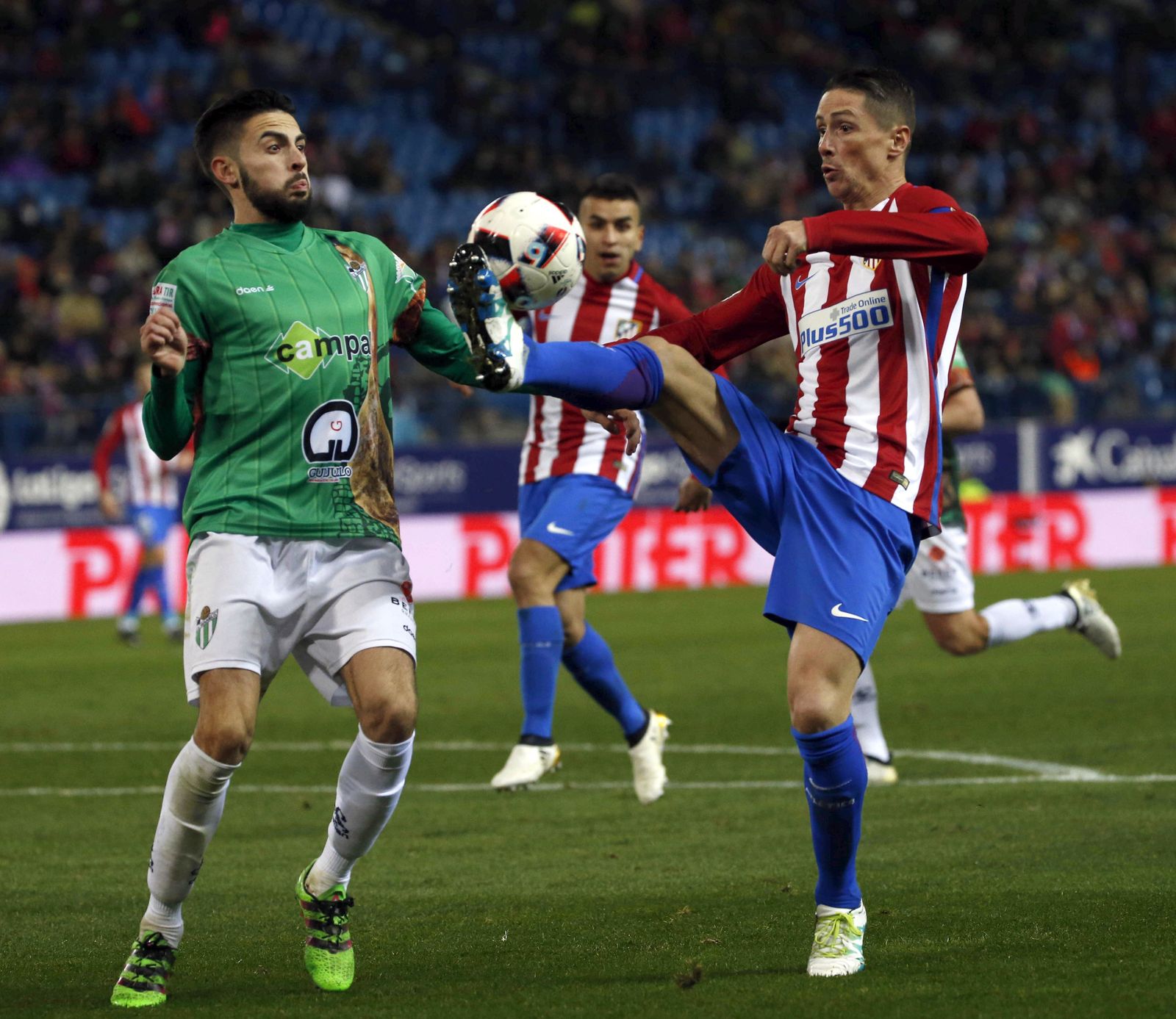 Torres, en una jugada ante el Guijuelo.