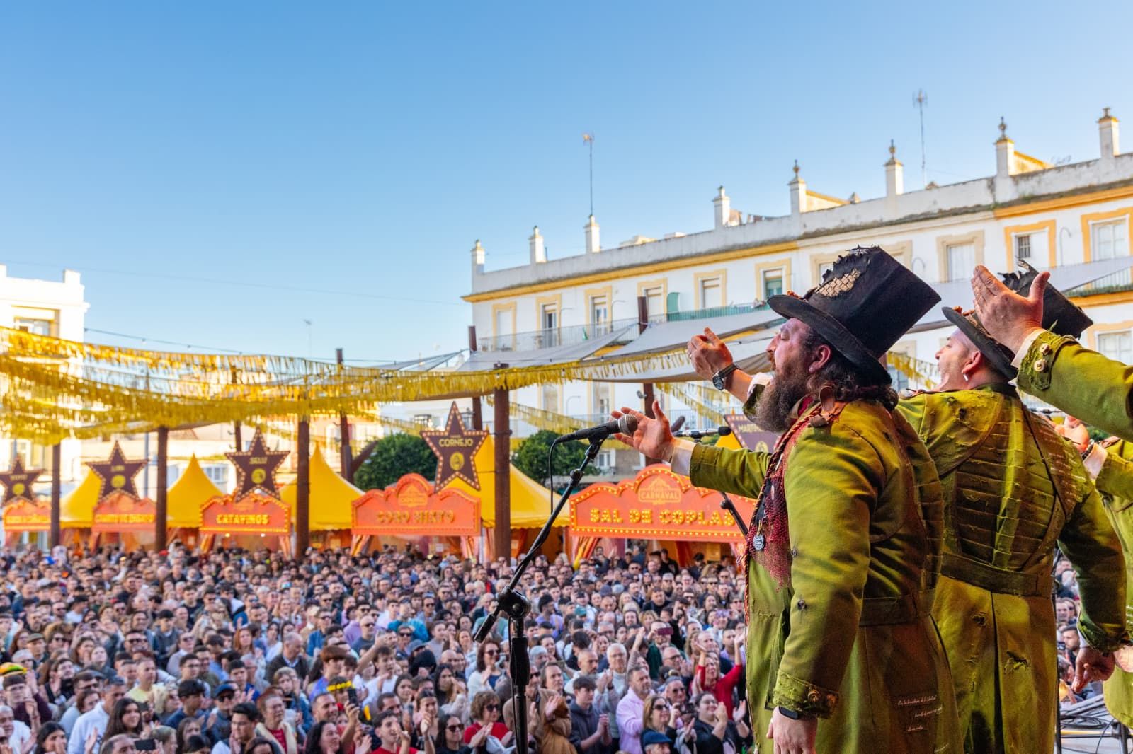 La plaza del Rey ha lucido repleta de público este viernes.
