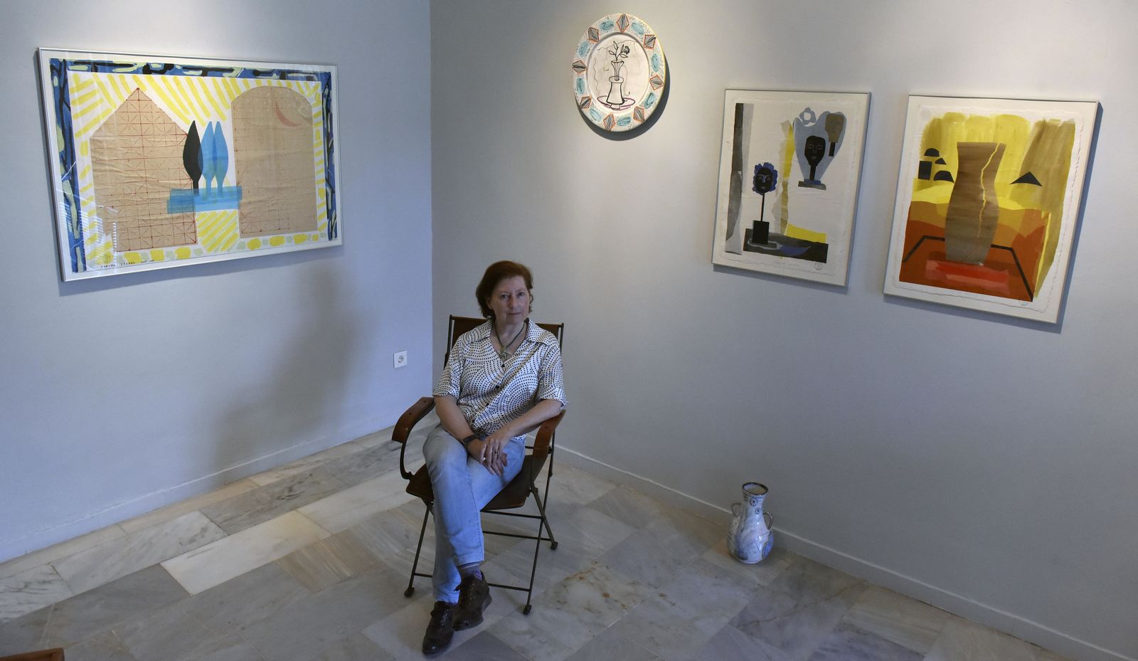 Concha Ybarra ante varias de sus creaciones.