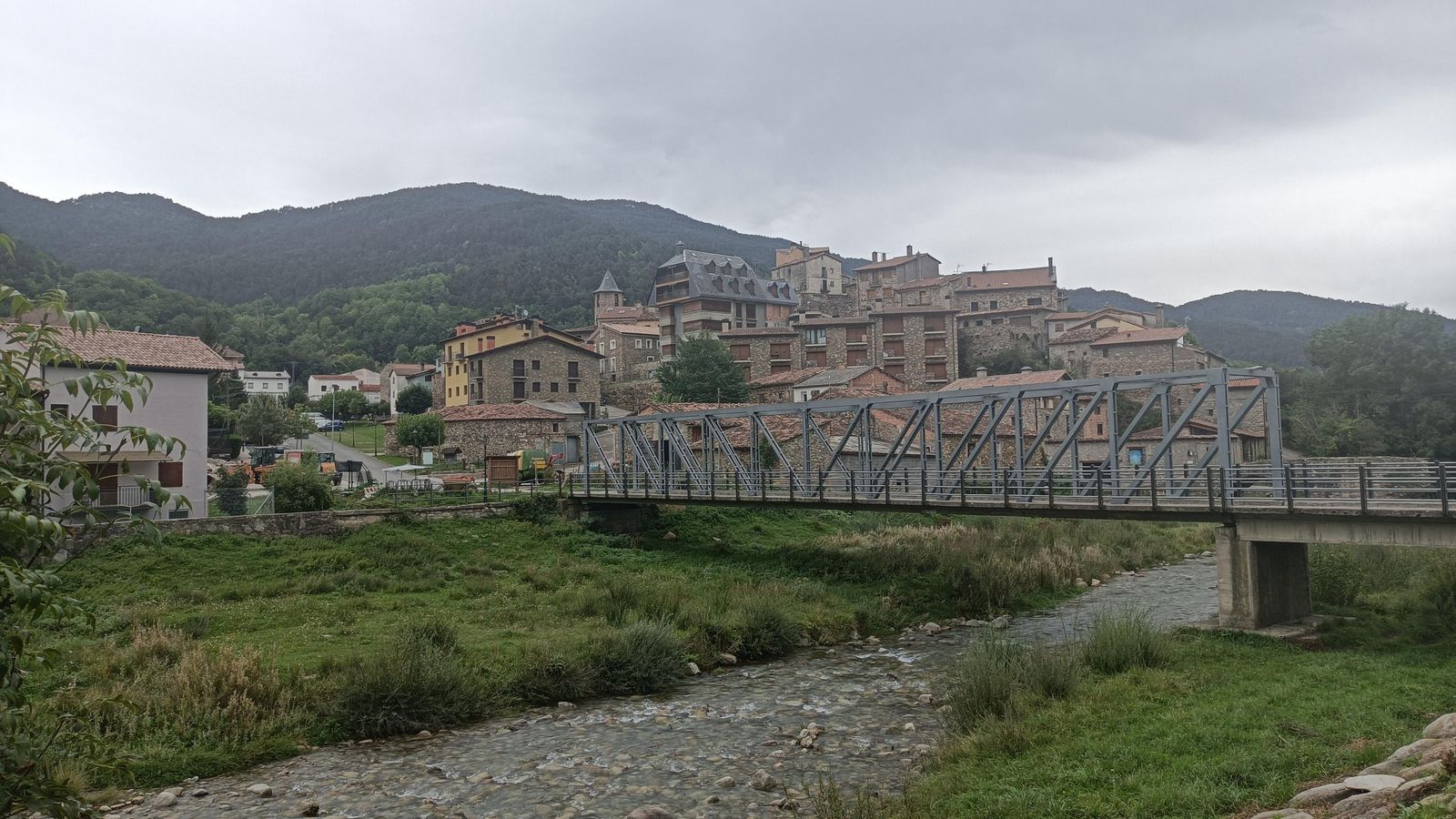 Llegamos a Vilaller cruzando el puente de hierro.