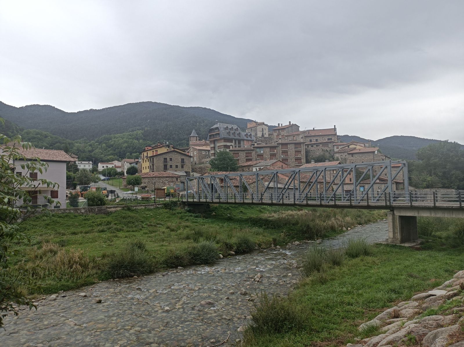 Llegamos a Vilaller cruzando el puente de hierro.