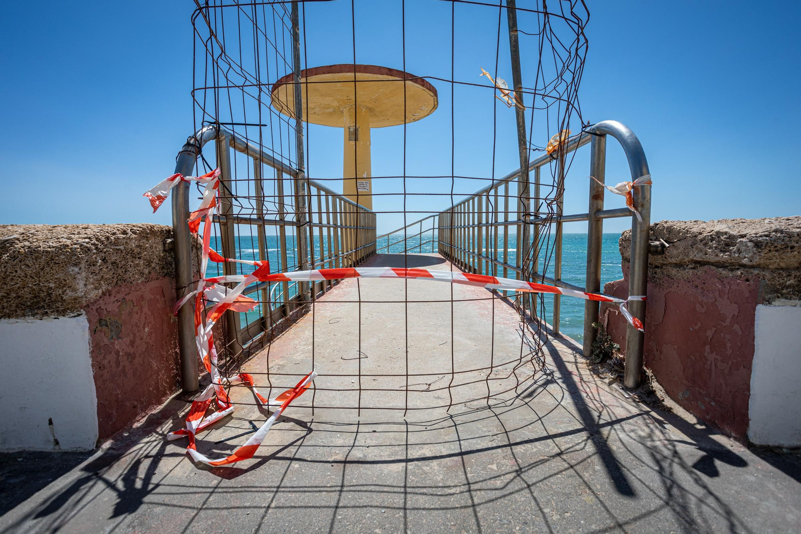 El acceso a la playa precintado a la altura de la plaza de Asdrúbal.