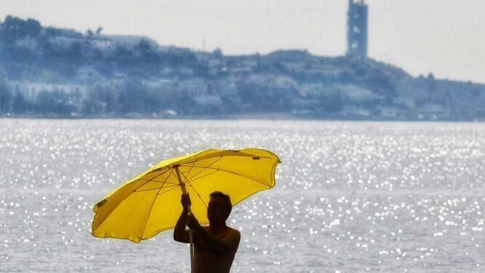 Bañistas mitigando el calor en la playa.