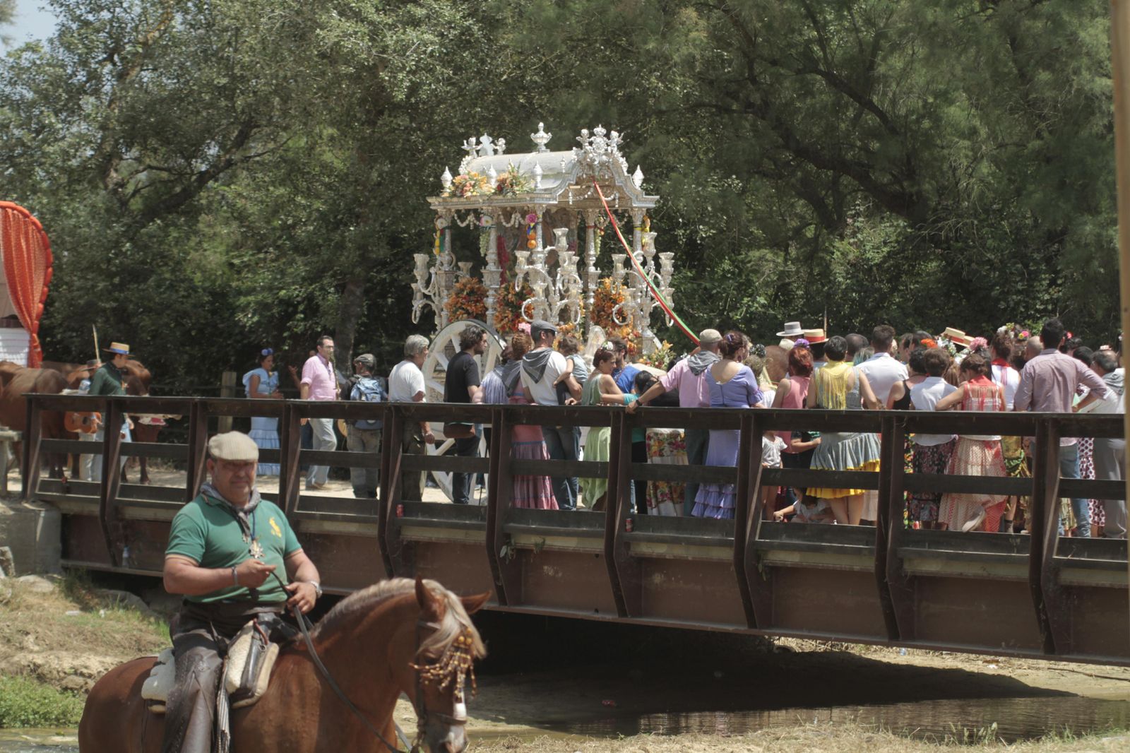 Las hermandades cruzando el puente del Ajolí, en imágenes