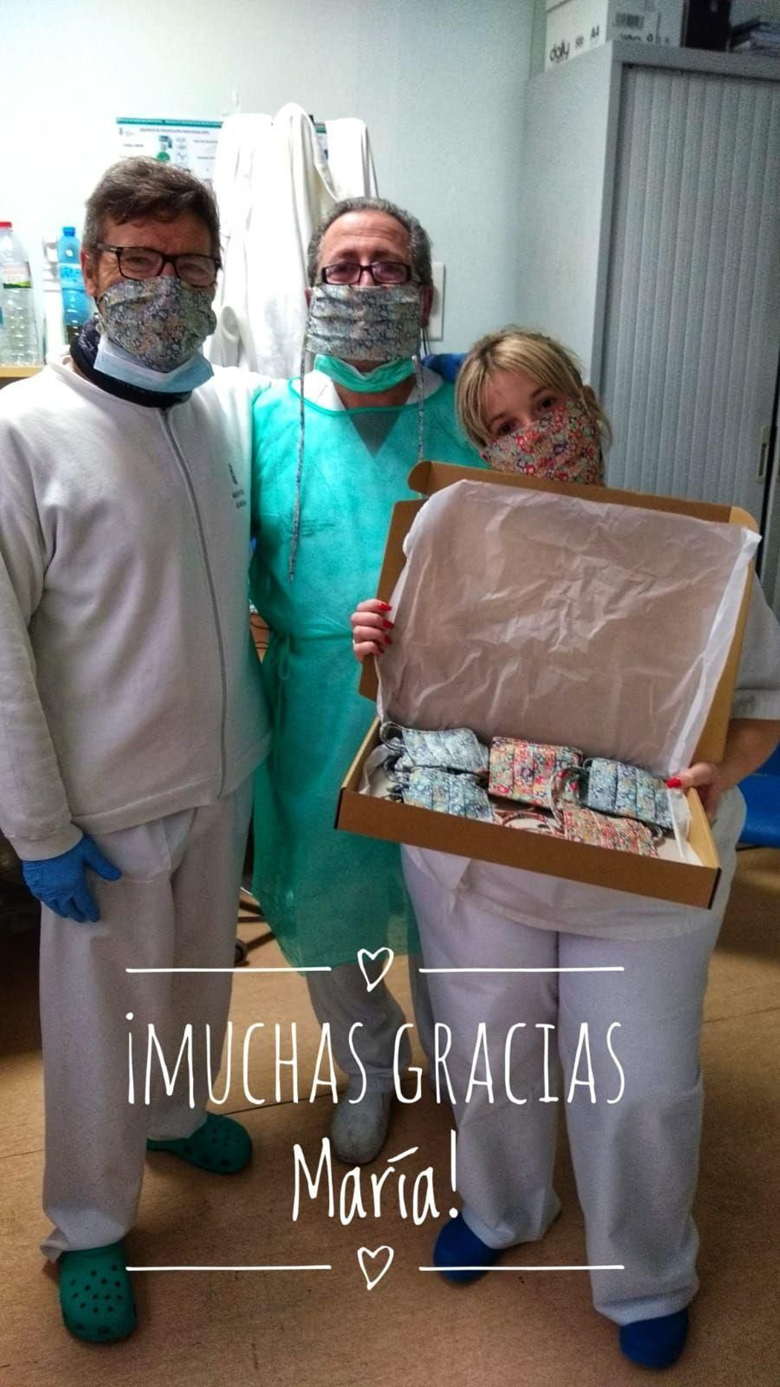 Profesionales sanitarios con una donación de Modistas solidarias.