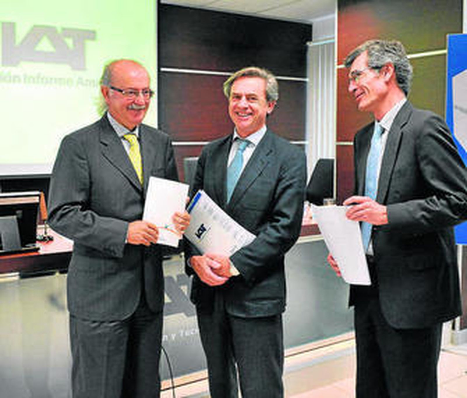 Miguel Ángel Luque, José Luis Calvo y Juan Manuel González, del IAT.